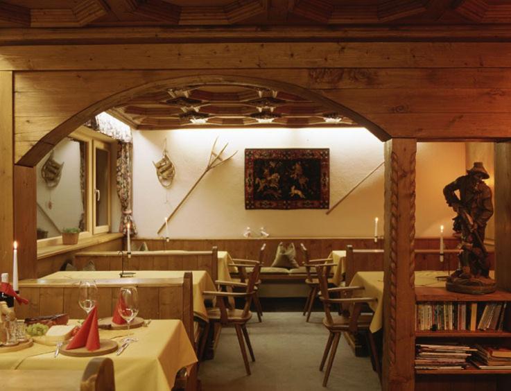 Hotel Garni Ernst Falch Sankt Anton am Arlberg Esterno foto
